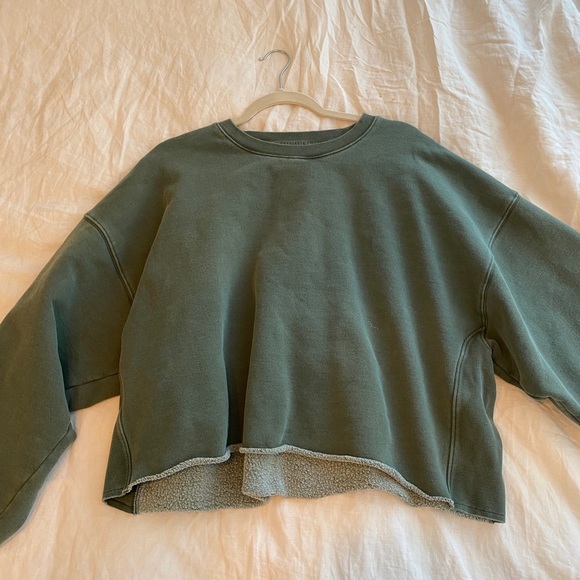 Aritzia Tops - Tna boyfriend cropped crewneck
